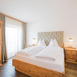 Zimmer mit Kingsize-Bett